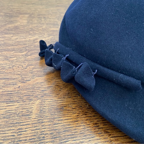 VINTAGE MATHILDE BY C&R BLACK FELT DANGLES PAGEBOY MODERN 70s 80s FANCY HAT - Picture 4 of 15